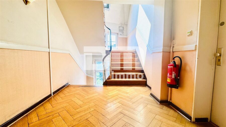 (R)eserviert!Modernisierte Altbau-Zweizimmerwohnung mit Balkon + Stellplatz (optional) - Treppenhaus